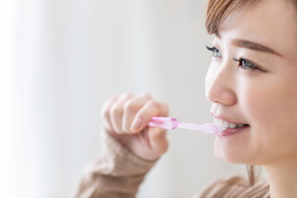 丁寧に歯を磨いている女性の画像